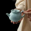 Bule de Chá Florido de Cerâmica Azul Estilo Dinastia Tang e Song com Filtro de Furo de Bola, Cor Azul Céu Simples, Adequado para Uso Doméstico
