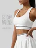 Camiseta deportiva de tirantes cruzados de malla color durazno con parches, franjas de color contrastante, copas fijas en el busto y sujetador de yoga a prueba de impactos.