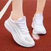 Novos sapatos femininos de verão malha grande respiráveis versáteis sola macia sapatos casuais leves tênis de corrida esportivos malha senhoras verão