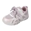 Zapatos deportivos de malla transpirable de moda para niños 2026 nuevos de primavera y otoño, versátiles para niñas, zapatos de entrenamiento alemanes, zapatos de malla individuales grandes para niños