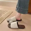 Pantuflas atmosféricas geniales del mismo estilo de blogger para mujer, tiras anchas plisadas, adornos florales tridimensionales, diseño de suela plana, crea atuendos exquisitos 2026