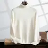 Nuevo suéter de cachemira para hombre de otoño e invierno con cuello alto, jersey de punto de color liso, suéter versátil y cálido para usar como capa base