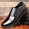 Sapatos Sociais Masculinos Pretos Outono Casuais de Negócios Couro Estilo Coreano Estilo Britânico Solado Macio Terno Melhores Sapatos para Padrinhos Sapatos de Casamento