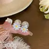 Brincos delicados de flor de margarida, novo estilo 2026, design popular, brincos de pérola artificial de alta qualidade, brincos versáteis para mulheres