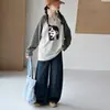 Conjunto de Primavera e Outono para Meninas 2026 Novo Estilo Nova Menina Estilo Coreano Crianças Médias e Grandes Desenho Animado Blusa Color Block com Calça Cropped Cool