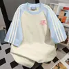 2026 Novo Estilo de Verão Camiseta de Manga Curta com Estampa de Letras e Três Listras para Homens e Mulheres, Top Vintage Casual Solto
