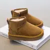 Botas de Neve Infantis 2026 Estilo Novo de Inverno Botas Quentes de Algodão com Pelúcia para Meninas Sapatos Grandes de Algodão Clássicos Casuais com Solado Macio para Meninos