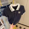 Tricô com Urso Bordado Feminino Top Curto Design Gola Polo Estilo Preppy Combinação de Cores Moda Camiseta de Manga Curta Tendência