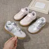 Colección Otoño 2026: Zapatillas de entrenamiento alemanas para niños, de estilo coreano, sencillas, a la moda y brillantes, con bordado de corazón y diseño casual