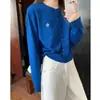 Cárdigan de punto gris estilo coreano para mujer, una pieza fina y sencilla de otoño que estiliza, presenta mangas largas, un cuello redondo y está diseñado como una prenda exterior casual.