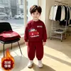 Nuevo estilo de comercio exterior: Conjunto de dos piezas cálido con forro de polar para niños, con un diseño moderno de otoño/invierno con estampado de dibujos animados, sudadera holgada y pantalones jogger a juego.. Disponible al por mayor