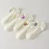 Calcetines de rayas blancas y negras de fábrica para niños, lindos con cara sonriente, calcetines cortos de malla para primavera y verano, no se caen, con letras de tubo corto transpirable