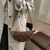 2026 Nova Bolsa de Ombro Tendência Estilo Nicho Inspirada em Motocicleta em Camurça com Tachas, Design de Alto Padrão e Estilo Único de Bolsa de Braço
