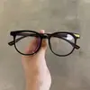 Patas de Espejo de Madera con Grano Retro Artístico Ultraligeras con Tachuelas Metálicas, Adecuadas para Gafas de Prescripción, Bloqueo de Luz Azul de Alta Definición, Estilo Coreano, Versátiles y Sensación de Alta Gama