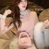 Nova coleção outono e inverno: camada base de tricô com gola alta parcial e renda feminina, um top de tricô suave e elegante, versátil e estiloso