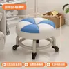 Banqueta Pequena Giratória com Rodas, Banqueta Móvel para Sala de Estar, Banqueta Baixa para Limpeza de Cantos, Banqueta para Limpar o Chão, Cadeirinha para Criança Pequena, Banqueta para Trocar Sapatos