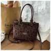 Bolso Retro de Gama Alta para Mujer 2026 Nuevo Otoño Gamuza Terciopelo Versátil Casual Cruzado Tipo Cubo Textura Bolso de Mujer