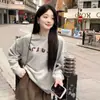 Sudadera gris de cuello redondo con diseño de dibujos animados para mujer, nuevo diseño otoño e invierno 2026, nicho, holgada, estiliza la figura, top de estilo casual