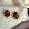 Brincos Estampados de Leopardo Retrô 2025 Novo Estilo Quente Brincos Únicos e Bonitos de Alta Qualidade Design de Nicho para Mulheres Brincos de Outono e Inverno