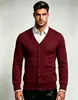 Cárdigan de punto para hombre, color liso, cuello en V, corte ajustado, europeo y americano, para otoño e invierno, una prenda exterior de punto moderna y casual para hombres jóvenes