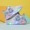 Sapatos Infantis Atacado com Luzes Primavera & Outono 2025 Novos Tênis Esportivos Infantis Desenho Animado Luminoso Couro Sapatos Infantis para 1-6 Anos