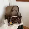 Moda retro transfronteiriça, bolsa tote única e moderna para mulheres, nova coleção de inverno 2026, grande capacidade, bolsa de ombro com tachas, bolsa de axila