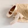 Sapatos de Couro Elegantes Moda Explosões Brancas Retrô Salto Alto Espesso Femininos 2025 Novo Verão JK Aumentadores de Altura Sapatos Mary Jane