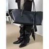 Outono/Inverno 2026 Novas Botas Femininas Vintage de Couro Macio com Bico Fino e Salto Grosso, Cadarço, Cano Alto, Cano Largo Empilhável