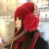Chapéu de Lã Colorido de Pelúcia Tricotado Estilo Coreano com Tiras para Mulheres, Chapéu de Lã Vermelho de Inverno Novo Ano Espessado Quente Protetor de Orelha