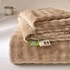 Juego de sábanas de cama nuevo 2026, color sólido, engrosado, terciopelo de leche, tamaño grande, con borlas, amigable con la piel, suave y cálido, juego de ropa de cama de invierno de tres piezas