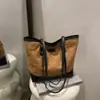 Bolsa de Hombro con Hilo de Bordar de Gran Capacidad Estilo Retro 2025 Nuevo Estilo Empalmado Informal Acolchada Moda para Viajes Diario para Mujer