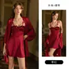 Precioso y sexy camisón seductor de corte bajo con copas en el busto, aplicaciones de encaje de malla, camisola de satén y conjunto de bata P3143