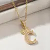 Colar com pingente de letra da moda europeia e americana para mulheres, coroa dourada e prateada com letras inglesas totalmente cravejadas de diamantes, modelo de exportação de venda quente transfronteiriça, envio direto