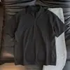 Camiseta ligera de color sólido de secado rápido para hombre para exteriores, top deportivo de verano de manga corta con media cremallera y cuello semi-alto en blanco y negro