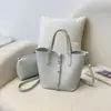 Bolso de cubo estilo cesta de moda para mujer, nuevo modelo primavera 2026, bolso de hombro de alto valor estético, bolso cruzado simple de color liso de nicho