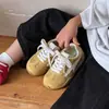 Zapatillas de entrenamiento casuales estilo coreano para niños, zapatillas Forrest Gump, nuevo modelo primavera y otoño 2026, zapatillas rojas con velcro para niños y niñas