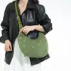 Bolsa Transfronteiriça de Camurça Fosca Feminina Nicho Flor-de-Céu Rebite Bolsa Lua Grande Capacidade Inverno Ombro Transversal