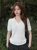Camiseta de tricô com decote V vazado na cor damasco para mulheres, estilo old money de verão, camisa polo elegante, top casual versátil com ombros normais