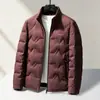 Chaqueta de plumón para hombre 2026, versión con cuello alto y cremallera, cálida y gruesa, abrigo corto de plumón casual de negocios para hombres jóvenes y de mediana edad