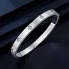 Nuevo producto transfronterizo: Pulsera de Acero Fundido con Forma de Corazón para Mujer, Sensación de Lujo Ligero, Moderna, Sencilla, Versátil, Pulsera que No se Desvanece