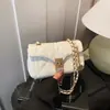 Bolsa Popular de Ombro Único para Axila Estilo Coreano 2026 Novo Modelo Bolsa de Corrente Acolchoada Estilo Chanel para Mulheres Bolsa Transversal Quadrada Pequena de Couro Encerado