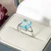 Anel Europeu e Americano Grande Pedra Sintética Azul Marinho, Corte Retangular, Cravação de Quatro Garras com Zircônia, Acessório de Luxo Leve