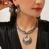Conjunto de colar e brincos vintage europeu e americano em liga para mulheres, banhado a ouro, banhado em gunmetal, cravejado de diamantes, conjunto de joias de duas peças moderno e exagerado
