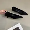 Sapatos de salto agulha bico fino de veludo estilo francês para mulheres, novidade outono 2026, elegantes, de salto baixo, justos, para o dia a dia.