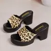 Sapatos Femininos Listrados Tamanho Grande 2025 Chinelos de Solado Grosso Chinelos Plataforma Coloridos de Verão Femininos Exportação Uma Fonte Vermelha Europeu e Americano