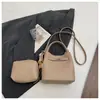Venta al por mayor transfronteriza de bolsos nuevos para mujer, bolsos tipo cubo de mano modernos y de alta gama, bolsos de hombro y cruzados de moda y súper populares, versátiles