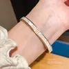 Pulseira Aberta Minimalista Quadrada Vazada Moda Pulseira Estilo Corte Retrô Europeu e Americano com Sensação de Luxo Leve e Alto Padrão