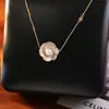 Collar Colgante de Camelia Fresca y Dulce, Gama Alta, Moderno, Exquisito y Versátil Cadena para Clavícula, Collar Elegante Estilo Hada