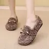 Nueva colección de invierno: zapatos de tela esponjosa, forrados de polar, de suela blanda, planos, sin cordones, casuales, antideslizantes, de algodón, de moda para mujer