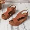 Sandálias elegantes de estilo europeu e americano para mulheres, essenciais de verão, sandálias de praia, novas sandálias casuais confortáveis de sola grossa para o verão de 2026